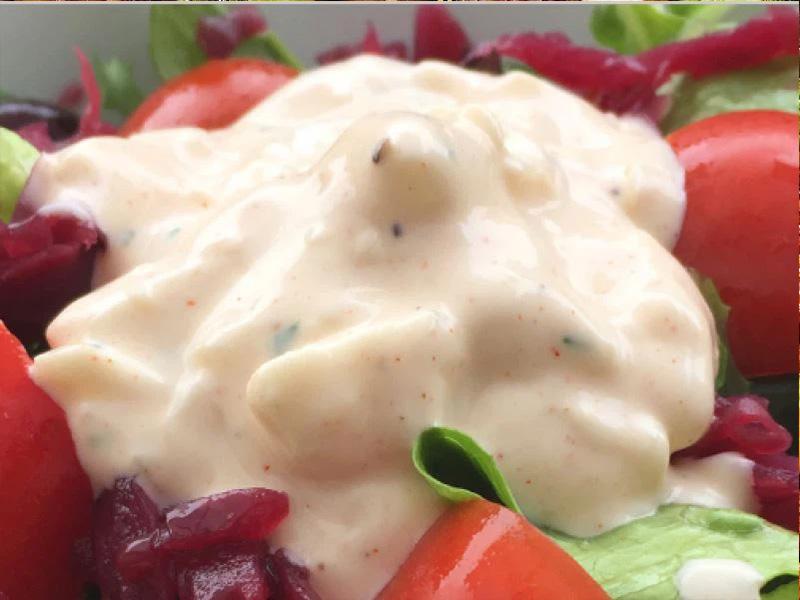 Salade de légumes verts fumés à froid avec vinaigrette crémeuse à la feta