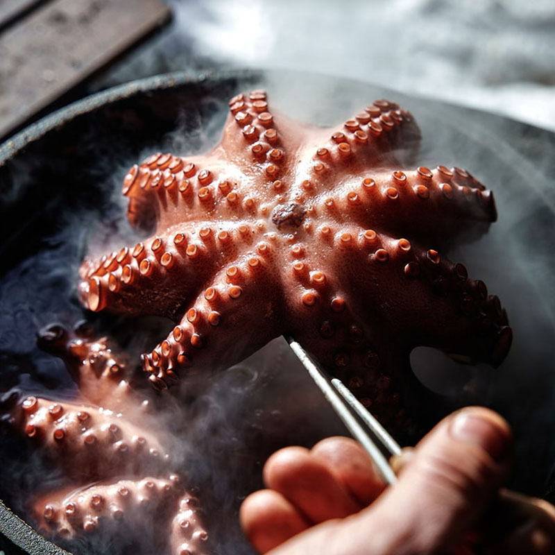 Cuisiner à la poêle sur un grill Kamado