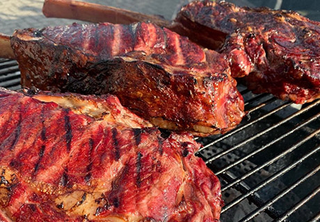 Steak Tomahawk saisi à l'envers sur ŒUF KAMADO