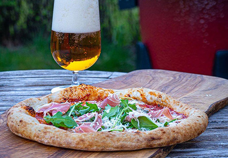 Cuire une pizza sur un grill Kamado